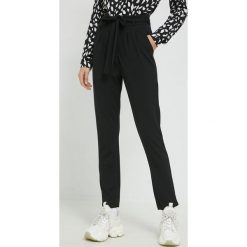 JDY spodnie damskie kolor czarny proste high waist. Czarne spodnie materiałowe JDY, bez wzorów, z materiału, z podwyższonym stanem. W wyprzedaży za 83.99 zł.
