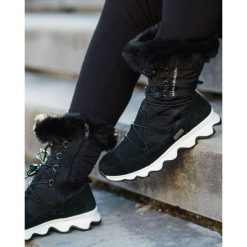 Damskie buty zimowe Kilpi Frozen WP High. Czarne buty trekkingowe Kilpi, bez wzorów, z nylonu, bez zapięcia, trekkingowe. Za 628.61 zł.