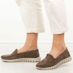 Brązowe ażurowe skórzane mokasyny damskie Vinceza 95413. Brązowe mokasyny VINCEZA, z aplikacjami, z jeansu, z okrągłym noskiem. W wyprzedaży za 175.12 zł.