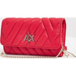 Torebka ARMANI EXCHANGE. Czerwone torebki klasyczne Armani Exchange, z aplikacjami, pikowane, bez dodatków. W wyprzedaży za 281.40 zł.