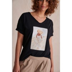 T-shirt Damski Dune BS Czarny. Czarne t-shirty blue shadow, s, z aplikacjami, z bawełny, bez kołnierzyka, bez ramiączek. Za 149.90 zł.