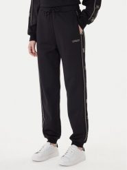 Guess Spodnie dresowe V5BB23 KCX22 Czarny Wide Leg. Czarne spodnie dresowe Guess, z aplikacjami, z dresówki. Za 479.99 zł.