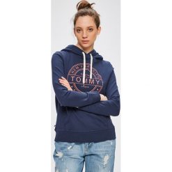 Tommy Jeans - Bluza. Szare bluzy marki Tommy Jeans, z nadrukiem, z bawełny. W wyprzedaży za 299.90 zł.