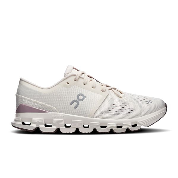ON Cloud X 4 W Ivory | Heron Buty damskie treningowe. Białe buty treningowe On, bez wzorów, z gumy, bez zapięcia, na fitness i siłownię. Za 629.99 zł.