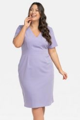 Sukienka ołówkowa elegancka z ozdobnym wycięciem na plecach POCA lila. Sukienki KARKO, do pracy, plus size, bez wzorów, z elastanu, biznesowe, bez kołnierzyka, plus size, bez ramiączek, midi, kopertowe. Za 159.50 zł.