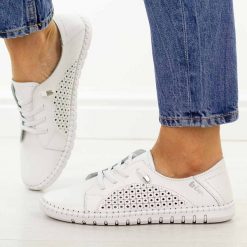 Białe ażurowe skórzane półbuty damskie Lee Cooper 4253. Białe półbuty wsuwane Lee Cooper, na jesień, w ażurowe wzory, z jeansu, casualowe, z okrągłym noskiem, bez obcasa, na płaskiej podeszwie. Za 219.00 zł.