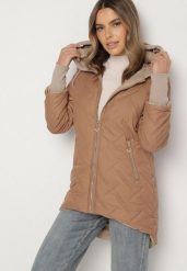 Jasnobrązowa Pikowana Kurtka z Przedłużonym Tyłem i Kapturem Melune. Kurtki Born2be, l, z aplikacjami, z jeansu, klasyczne. Za 99.99 zł.