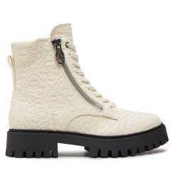 Botki Guess. Białe botki Guess, z aplikacjami, bez obcasa, na płaskiej podeszwie, bez zapięcia. Za 359.99 zł.
