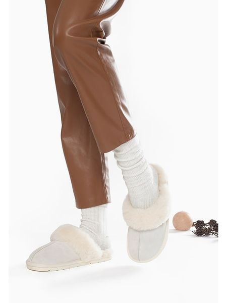 Gooce Wełniane kapcie "Emeline" w kolorze białym rozmiar: 40. Białe kapcie Gooce, bez wzorów, ze skóry. Za 173.99 zł.