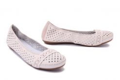 RIEKER 41430-60 beige, baleriny damskie. Brązowe baleriny Rieker, w ażurowe wzory, bez obcasa, bez zapięcia. Za 269.90 zł.