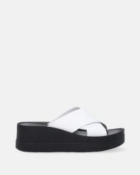 SKÓRZANE KLAPKI DAMSKIE NA KOTURNIE 1403 WHITE. Białe klapki Venezia, bez wzorów, ze skóry, bez obcasa, na koturnie, bez zapięcia. Za 239.00 zł.
