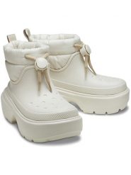 Crocs Botki zimowe "Stomp Puff" w kolorze kremowym rozmiar: 38/39. Brązowe botki Crocs, bez wzorów, z materiału, bez obcasa, bez zapięcia. Za 399.34 zł.