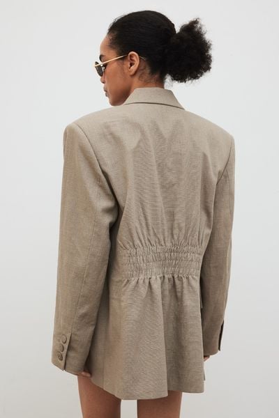 Marynarka z marszczeniem w kolorze CAPUCCINO - ROCHELLE. Białe marynarki i żakiety Marsala, m, bez wzorów, z bawełny, eleganckie, bez ramiączek. Za 599.90 zł.