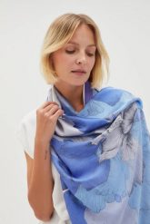 Letni wzorzysty szal błękitny. Niebieskie szaliki i kominy MOODO, na lato, bez wzorów, z poliesteru. Za 49.99 zł.