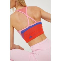 Adidas by Stella McCartney biustonosz sportowy kolor różowy wzorzysty. Czerwone biustonosze sportowe adidas by Stella McCartney, bez wzorów, z materiału, na jogę i pilates. Za 299.99 zł.