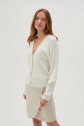 Sweter zapinany na ozdobne guziki biały. Białe swetry MOODO, l, bez wzorów, z poliamidu, bez ramiączek. W wyprzedaży za 64.99 zł.