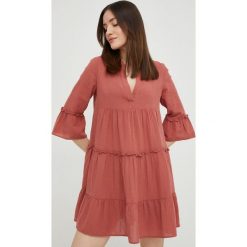 Vero Moda sukienka bawełniana kolor różowy mini rozkloszowana. Czerwone sukienki Vero Moda, l, bez wzorów, z bawełny, bez kołnierzyka, bez ramiączek, mini, rozkloszowane. Za 179.99 zł.