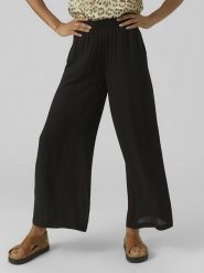 Vero Moda Spodnie w kolorze czarnym rozmiar: M. Czarne spodnie materiałowe Vero Moda, bez wzorów, z materiału, klasyczne. Za 136.13 zł.