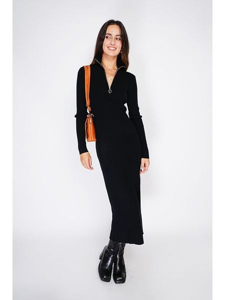 ASSUILI Kaszmirowa sukienka dzianinowa w kolorze czarnym rozmiar: 42. Czarne sukienki Assuili, bez wzorów, z dzianiny, klasyczne, bez kołnierzyka, bez ramiączek, maxi. Za 144.92 zł.