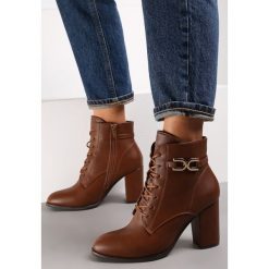 Brązowe Botki Bourey. Brązowe botki Renee, bez wzorów, eleganckie, z okrągłym noskiem, za kostkę, bez obcasa, na obcasie, bez zapięcia. W wyprzedaży za 123.99 zł.