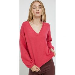 JDY sweter damski kolor różowy lekki. Czerwone swetry JDY, l, bez wzorów, bez ramiączek. W wyprzedaży za 87.99 zł.