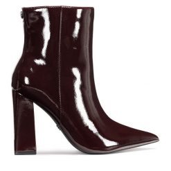 Botki Nine West. Czerwone botki Nine West, bez wzorów, bez obcasa, na słupku, bez zapięcia. Za 223.99 zł.