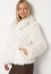 Jasnobeżowa Kurtka Futerko o Krótkim Kroju z Kołnierzem Alendrie. Brązowe kurtki Born2be, l, z aplikacjami, z dzianiny, biznesowe, bez kaptura. Za 259.99 zł.