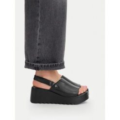 Sandały G-Star. Czarne sandały G-Star, bez wzorów, retro, bez obcasa, na koturnie, bez zapięcia. Za 259.99 zł.