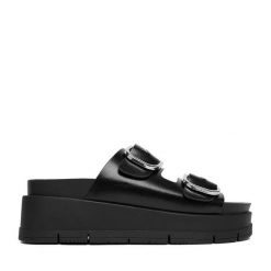 Klapki DeeZee. Czarne klapki DeeZee, bez wzorów, bez obcasa, bez zapięcia. Za 149.99 zł.