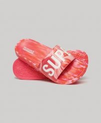 Superdry Marble Pool Sliders - klapki basenowe w marmurkowy wzór – HYPER FIRE. Czerwone klapki Superdry, bez wzorów, bez obcasa, bez zapięcia. Za 119.70 zł.