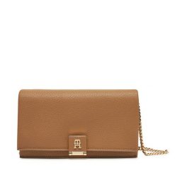 Torebka Tommy Hilfiger. Brązowe kopertówki Tommy Hilfiger, bez wzorów, bez dodatków. Za 389.99 zł.