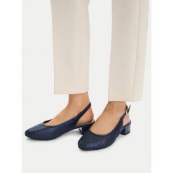 Czółenka Caprice. Niebieskie czółenka Caprice, bez wzorów, bez obcasa, bez zapięcia. Za 231.99 zł.