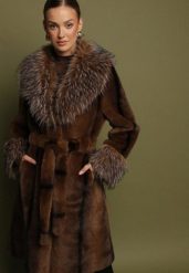 Brązowy Futrzany Płaszcz z Paskiem i Ozdobnym Kołnierzem i Rękawami Ceneffa. Brązowe płaszcze Born2be, l, bez wzorów, z futra, eleganckie, bez kaptura. Za 469.99 zł.