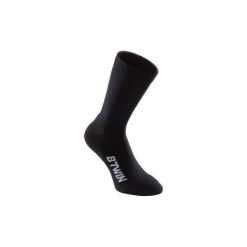 Skarpety Na Rower 500 Zimowe. Czarne skarpetki B'TWIN, bez wzorów, z elastanu. Za 29.99 zł.
