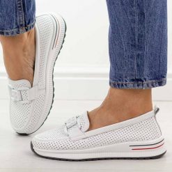 Białe ażurowane skórzane półbuty damskie T.Sokolski w26-604. Białe półbuty wsuwane Sokolski, na jesień, w ażurowe wzory, z jeansu, eleganckie, z okrągłym noskiem, bez obcasa, na płaskiej podeszwie. Za 199.00 zł.