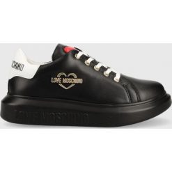 Love Moschino sneakersy skórzane kolor czarny. Czarne buty sportowe lifestyle Love Moschino, bez wzorów, z gumy, sportowe, z okrągłym noskiem, bez zapięcia. W wyprzedaży za 649.99 zł.