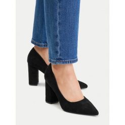 Czółenka JENNY. Czarne czółenka Jenny, bez wzorów, bez obcasa, bez zapięcia. Za 139.99 zł.