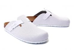 DR. BRINKMANN 600251-3 weiss, klapki profilatyczne damskie. Białe klapki Dr. Brinkmann, bez wzorów, ze skóry, bez obcasa, bez zapięcia. Za 254.90 zł.