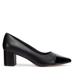 Czółenka Clara Barson. Czarne czółenka Clara Barson, bez wzorów, bez obcasa, bez zapięcia. Za 119.99 zł.
