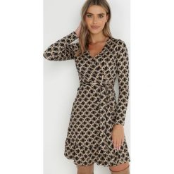 Ciemnobeżowa Sukienka Kopertowa Nifi. Brązowe sukienki Born2be, na co dzień, l, z aplikacjami, z materiału, eleganckie, bez kołnierzyka, bez ramiączek, midi, kopertowe. Za 94.99 zł.