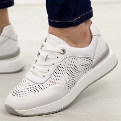 Białe ażurowe skórzane półbuty damskie S.Barski 51-551. Białe półbuty wsuwane S.BARSKI, na jesień, w ażurowe wzory, z jeansu, eleganckie, bez obcasa, na płaskiej podeszwie. Za 219.00 zł.