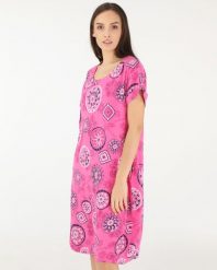 Wzorzysta sukienka z wiskozy. Czerwone sukienki Unisono, l, bez wzorów, z elastanu, bez kołnierzyka, bez ramiączek, mini. Za 149.00 zł.