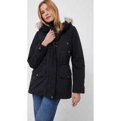 Vero Moda parka damska kolor czarny przejściowa. Czarne płaszcze Vero Moda, l, bez wzorów, z futra, z kapturem. W wyprzedaży za 189.99 zł.