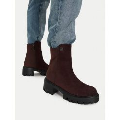 Botki Nine West. Brązowe botki Nine West, bez wzorów, bez obcasa, na słupku, bez zapięcia. Za 279.99 zł.