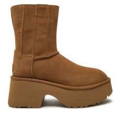Botki Ugg. Brązowe botki UGG, bez wzorów, bez obcasa, na płaskiej podeszwie, bez zapięcia. Za 1,069.00 zł.