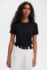 T-SHIRT NINA CZARNY S - Flawless. Czarne t-shirty Flawless, s, bez wzorów, z materiału, eleganckie, bez kołnierzyka, bez ramiączek. Za 229.00 zł.