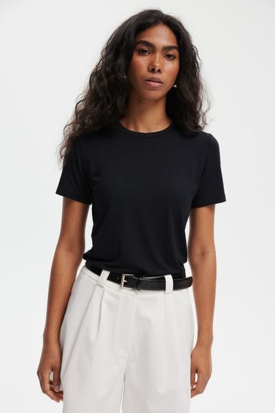 T-SHIRT NINA CZARNY S - Flawless. Czarne t-shirty Flawless, s, bez wzorów, z materiału, eleganckie, bez kołnierzyka, bez ramiączek. Za 229.00 zł.