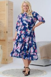 Sukienka rozkloszowana z falbanką RAMSEL piwonie na granatowym tle. Sukienki KARKO, do pracy, l, bez wzorów, z materiału, biznesowe, bez kołnierzyka, plus size, bez ramiączek, maxi, proste. Za 399.50 zł.