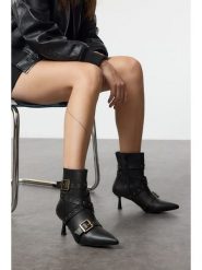 Trendyol Botki w kolorze czarnym rozmiar: 38. Czarne botki Trendyol, bez wzorów, eleganckie, bez obcasa, bez zapięcia. Za 109.00 zł.