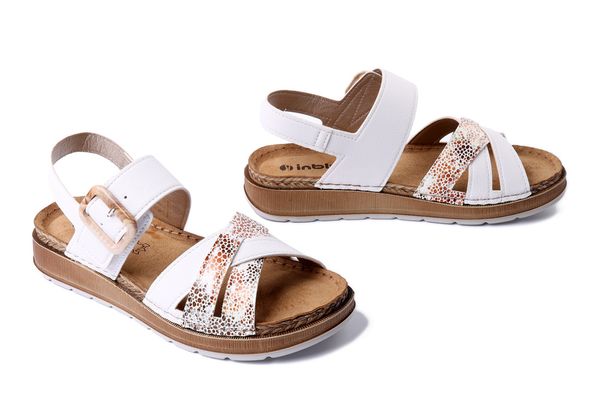 INBLU GS-56 001 biały, sandały damskie. Białe sandały Inblu, bez wzorów, bez obcasa, bez zapięcia. Za 107.90 zł.